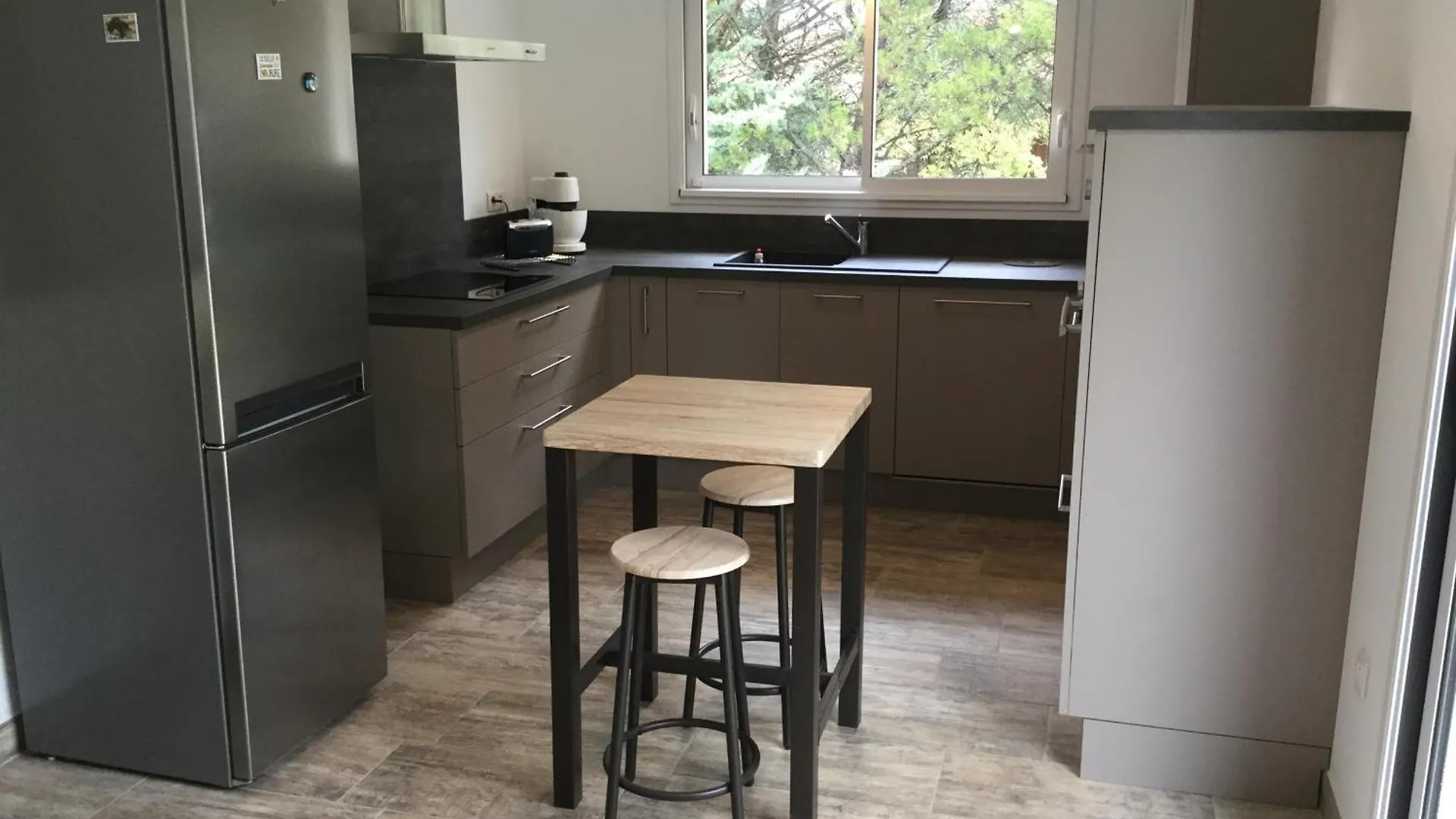 Jolie maison familiale climatisée avec piscine chauffée, vue sur le Luberon, située aux Taillades, 6 personnes LS2-317 BUREU Les Taillades