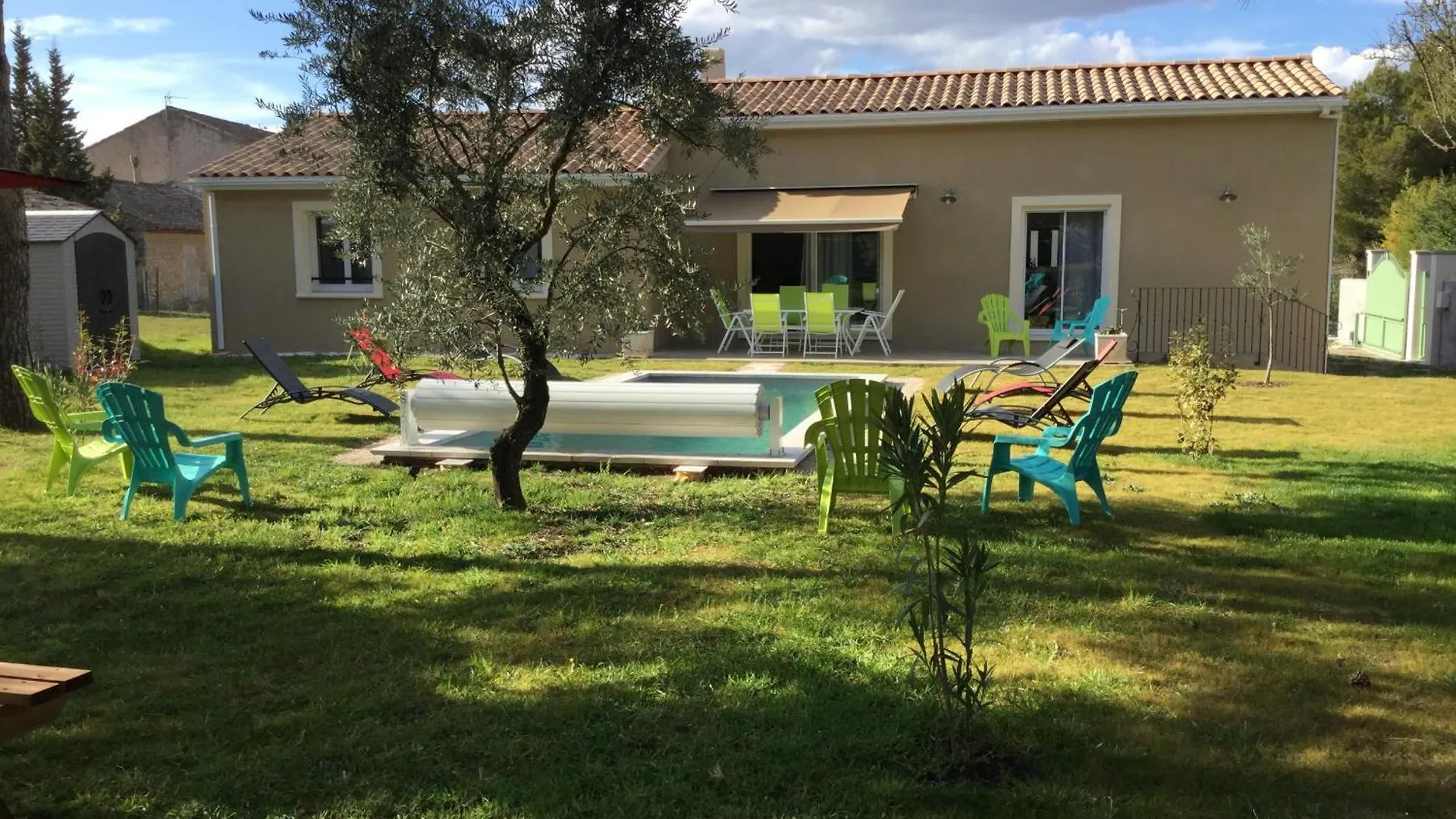 Casa vacanze Jolie maison familiale climatisée avec piscine chauffée, vue sur le Luberon, située aux Taillades, 6 personnes LS2-317 BUREU Les Taillades