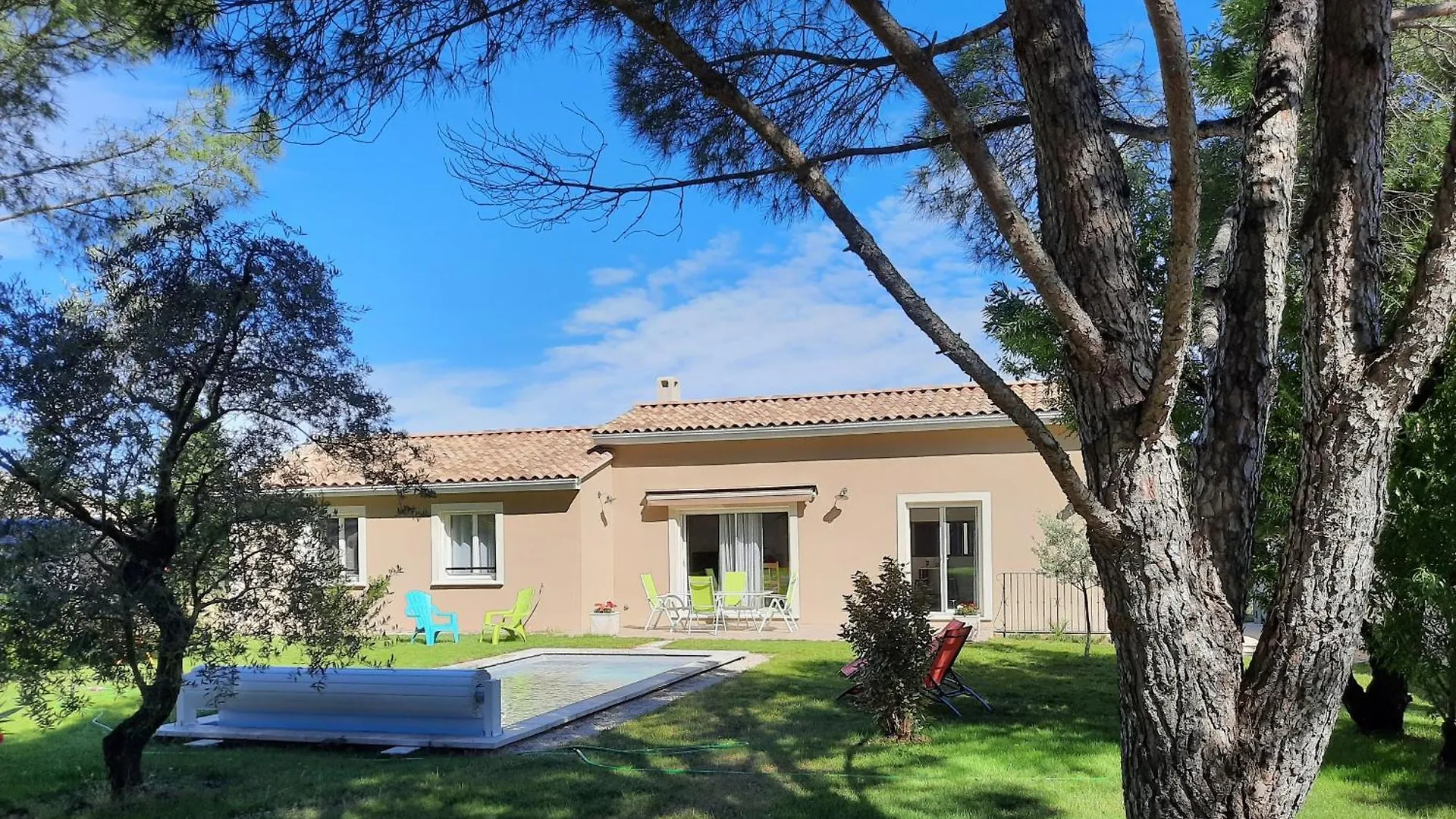 Jolie maison familiale climatisée avec piscine chauffée, vue sur le Luberon, située aux Taillades, 6 personnes LS2-317 BUREU Les Taillades
