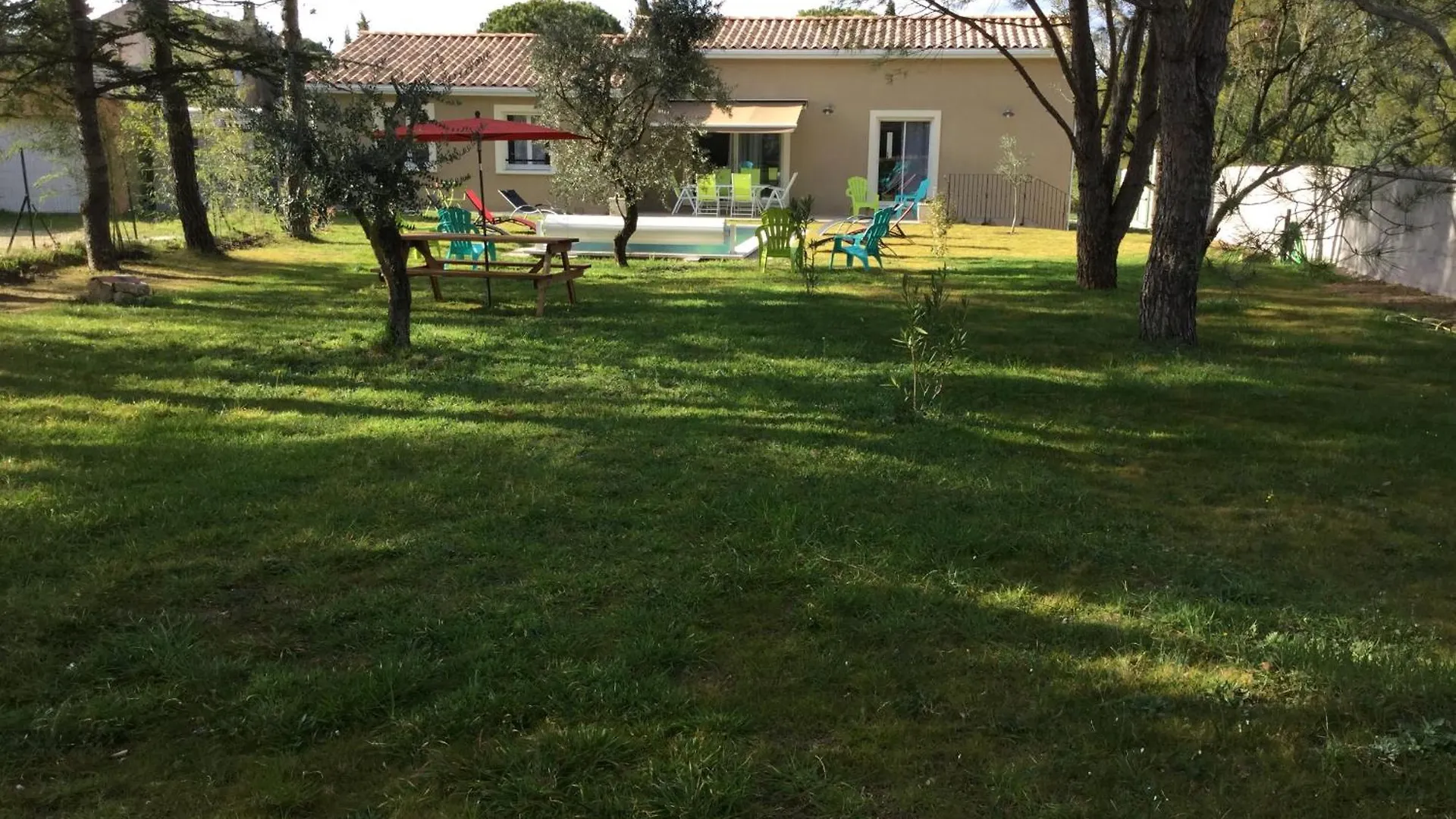 A Pretty Family House Located In A Tranquil Area With A Pretty View Of The Luberon Range. Villa Les Taillades France