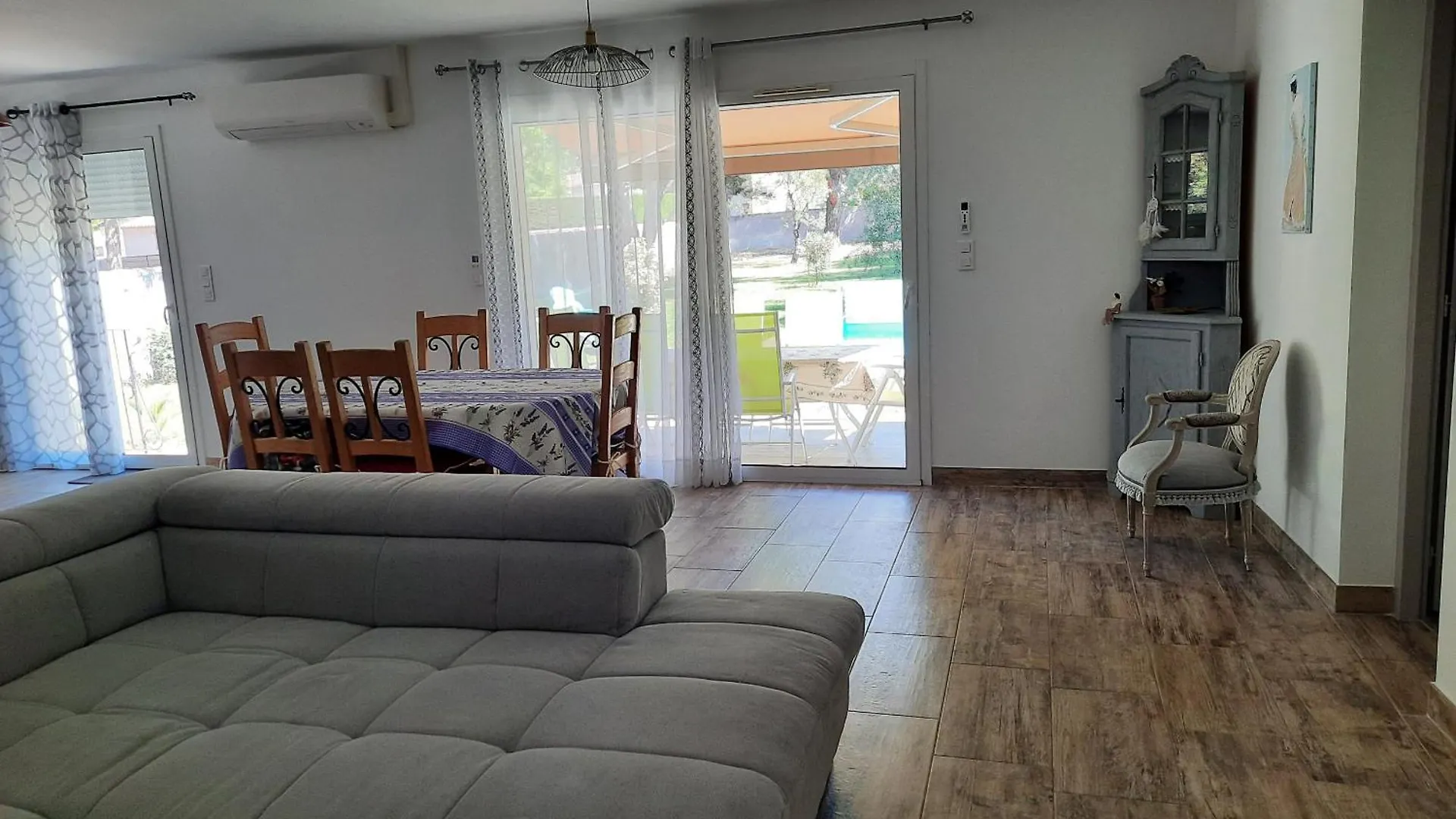 A Pretty Family House Located In A Tranquil Area With A Pretty View Of The Luberon Range. Villa Les Taillades 0*,  France