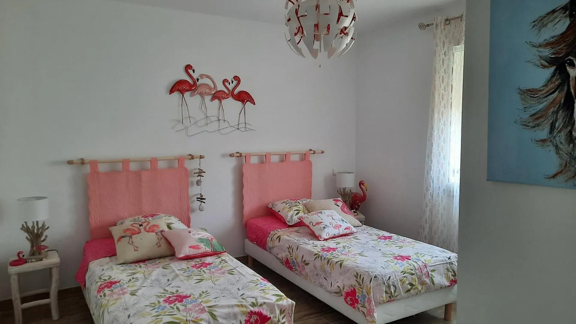 A Pretty Family House Located In A Tranquil Area With A Pretty View Of The Luberon Range. Villa Les Taillades