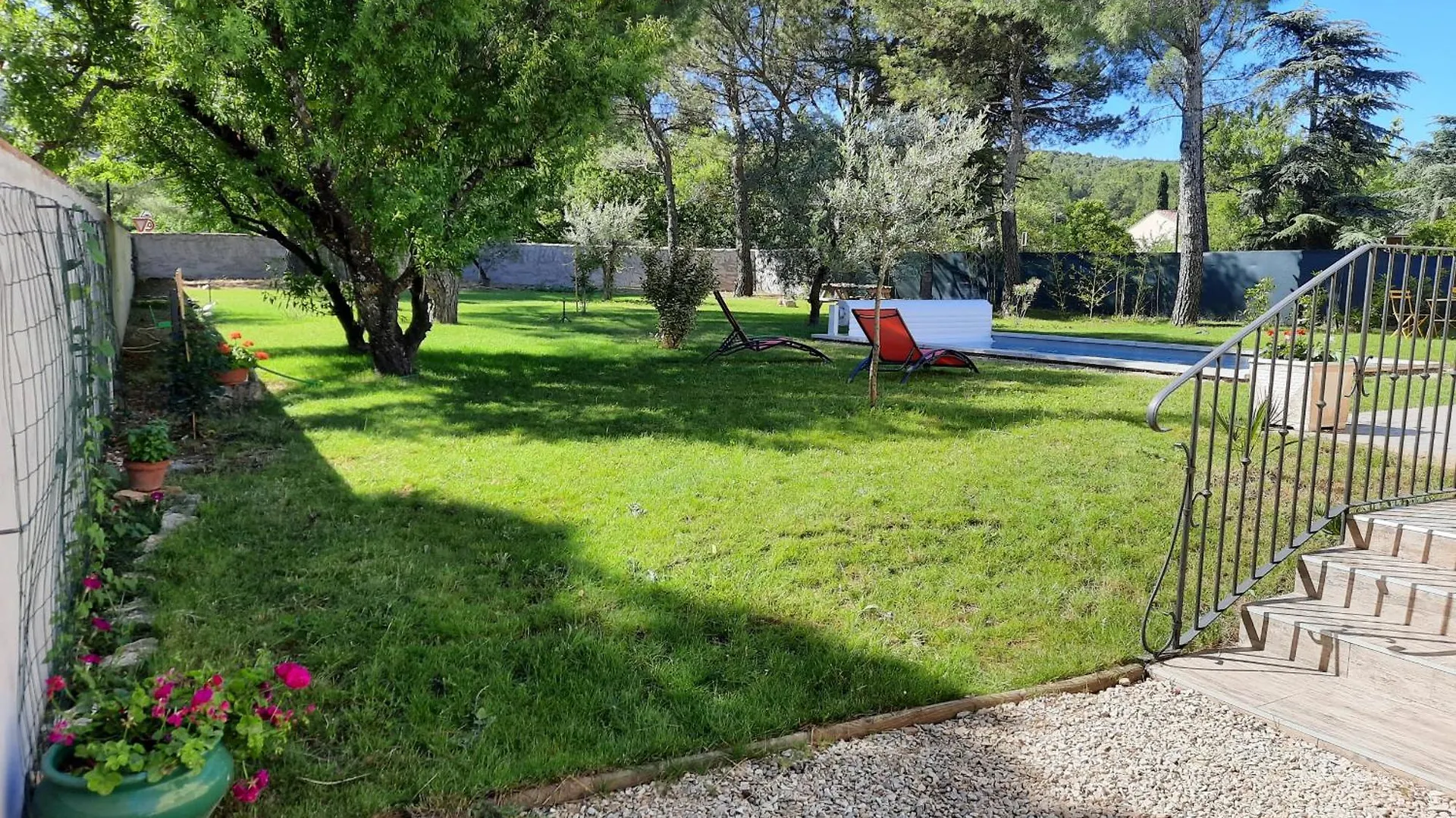 A Pretty Family House Located In A Tranquil Area With A Pretty View Of The Luberon Range. Villa Les Taillades 0*,
