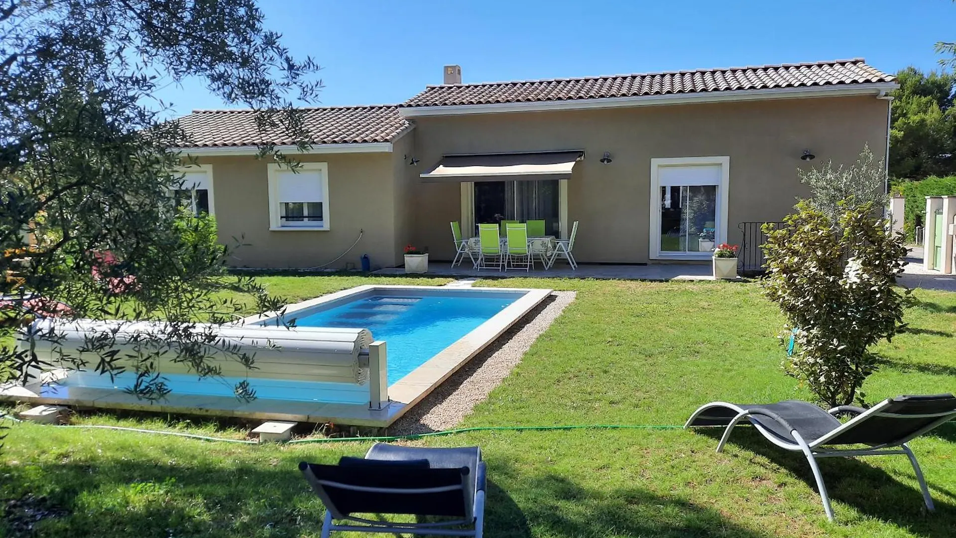 A Pretty Family House Located In A Tranquil Area With A Pretty View Of The Luberon Range. Villa Les Taillades Holiday home