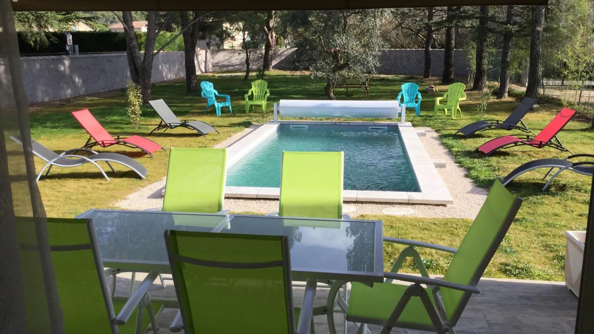 A Pretty Family House Located In A Tranquil Area With A Pretty View Of The Luberon Range. Villa Les Taillades